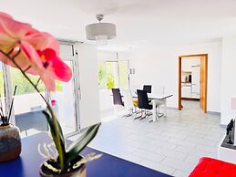 Sunny Modern Apartment Lake View Relax