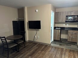 HomeTowne Studios & Suites by Red Roof Charlotte - Ballantyne