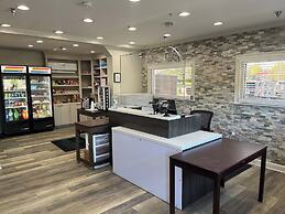 HomeTowne Studios & Suites by Red Roof Charlotte - Ballantyne