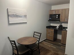 HomeTowne Studios & Suites by Red Roof Charlotte - Ballantyne