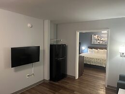 HomeTowne Studios & Suites by Red Roof Charlotte - Ballantyne