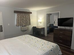 HomeTowne Studios & Suites by Red Roof Charlotte - Ballantyne