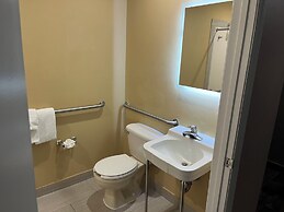 HomeTowne Studios & Suites by Red Roof Charlotte - Ballantyne