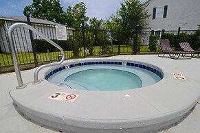 Fun First Floor Condo With Pool hot tub gym and Tennis Courts