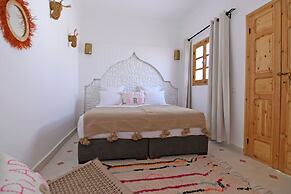 Riad Larbi Khalis