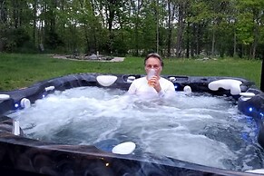 Rustic Modern Cabin w Hot Tub 1 5 hrs From NYC