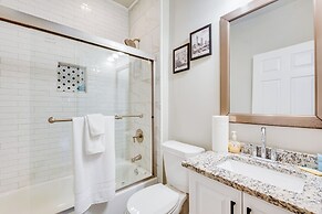 3 Mi to Downtown Atlanta: Bright & Modern Home!