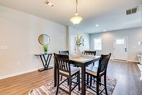 3 Mi to Downtown Atlanta: Bright & Modern Home!