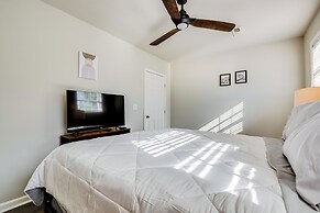 3 Mi to Downtown Atlanta: Bright & Modern Home!