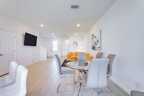 Lanai & Pool Access: Central Sarasota Townhome!