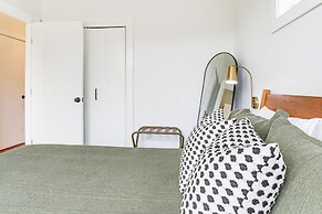 'black Walnut Cabin' on 2 Acres in Luray!