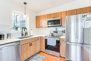 'black Walnut Cabin' on 2 Acres in Luray!