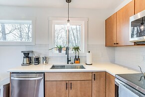 'black Walnut Cabin' on 2 Acres in Luray!