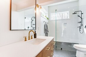 'black Walnut Cabin' on 2 Acres in Luray!