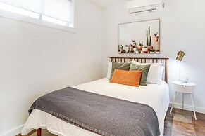 'black Walnut Cabin' on 2 Acres in Luray!