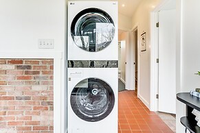 'black Walnut Cabin' on 2 Acres in Luray!