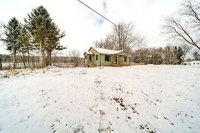 Walk to Lake: Pet-friendly Cottage in Jamestown!