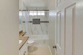 < 1 Mi to Antelope Valley Mall: Spacious Retreat!