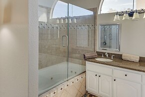 < 1 Mi to Antelope Valley Mall: Spacious Retreat!