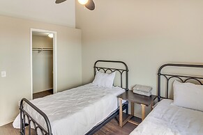 < 1 Mi to Antelope Valley Mall: Spacious Retreat!