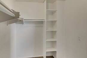 < 1 Mi to Antelope Valley Mall: Spacious Retreat!