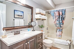 Walk to Beach: Condo w/ Balcony in Murrells Inlet!