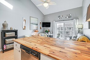 Walk to Beach: Condo w/ Balcony in Murrells Inlet!