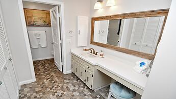 Amazing - 4 Bed Billiard Table Luxury Canal Pool