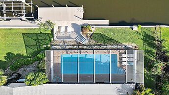 Amazing - 4 Bed Billiard Table Luxury Canal Pool