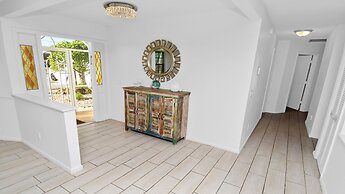 Amazing - 4 Bed Billiard Table Luxury Canal Pool