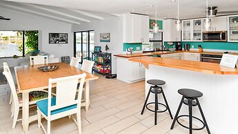 Amazing - 4 Bed Billiard Table Luxury Canal Pool