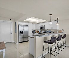 Bahia Mar-Solare Beachfront & Two Pools