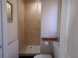 House-sleeps 5-parking-bbq-garden-patio