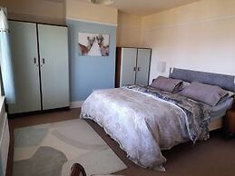 House-sleeps 5-parking-bbq-garden-patio