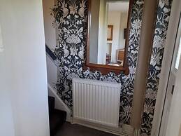 House-sleeps 5-parking-bbq-garden-patio