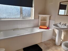 House-sleeps 5-parking-bbq-garden-patio
