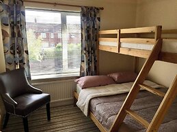 House-sleeps 5-parking-bbq-garden-patio