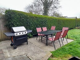 House-sleeps 5-parking-bbq-garden-patio