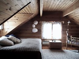 Cozy 4BR Lakeside Cottage with Sauna