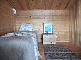 Cozy 4BR Lakeside Cottage with Sauna