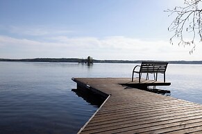 Cozy 4BR Lakeside Cottage with Sauna