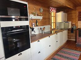 Cozy 4BR Lakeside Cottage with Sauna