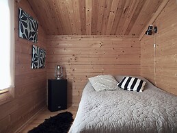 Cozy 4BR Lakeside Cottage with Sauna