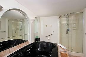 The Brentwood Waterfront Retreat