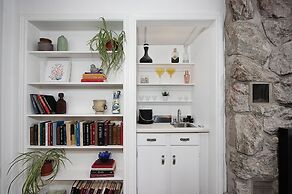 The Brentwood Waterfront Retreat