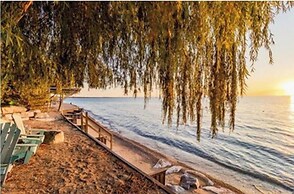 The Brentwood Waterfront Retreat