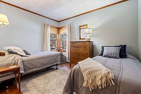 Bayview Beach Cottage For 4!