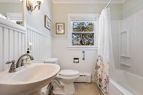 Bayview Beach Cottage For 4!