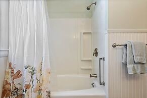 Bayview Beach Cottage For 4!