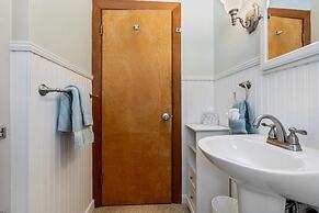 Bayview Beach Cottage For 4!